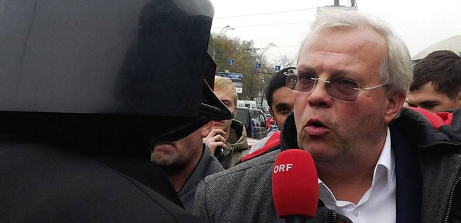СБУ отменила запрет на въезд скандальному австрийскому журналисту - Фото