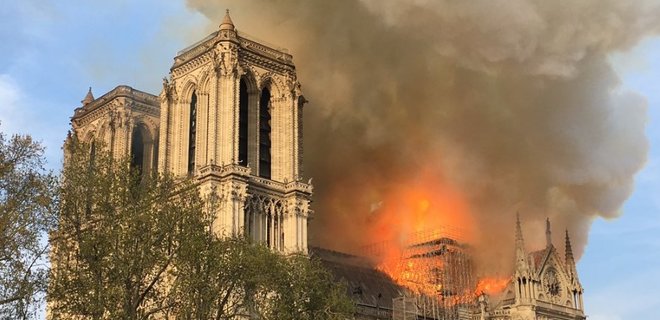 В столице Франции горит Собор Парижской Богоматери: видео - Фото