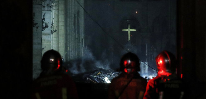 Пожар в Нотр-Дам. Уцелевшие реликвии передадут в Лувр - BFMTV - Фото