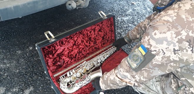 В Донецк пытались вывезти уникальный саксофон: фото - Фото