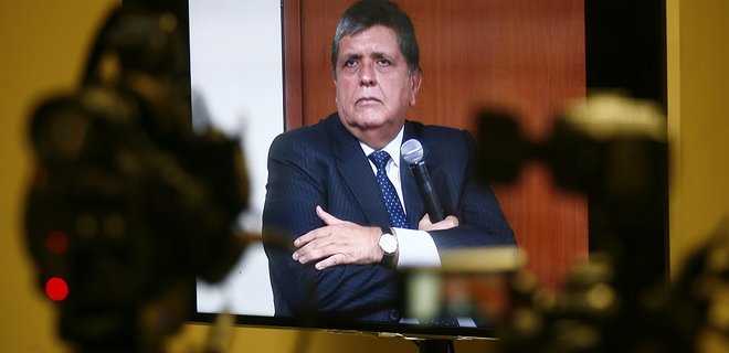 Экс-президент Перу пытался застрелиться - Фото