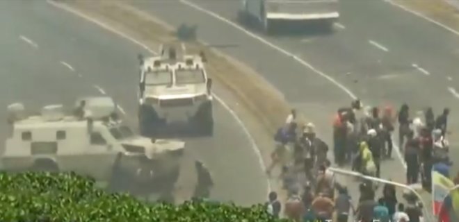 СМИ: В Венесуэле бронеавтомобили наехали на толпу протестующих - Фото