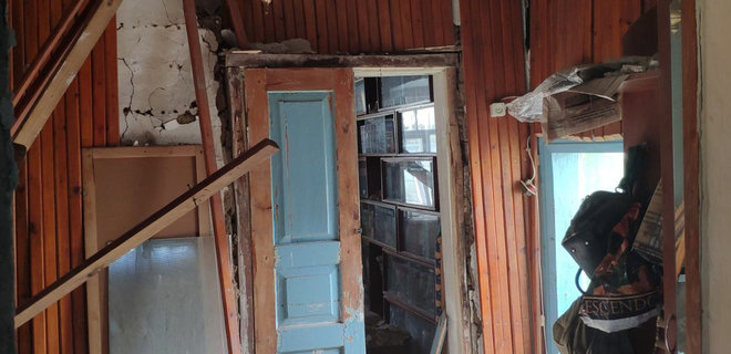 В Мариуполе взрывом снесло часть жилого дома - Фото