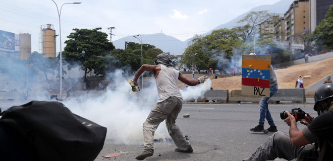 На протестах в Венесуэле убиты люди, США угрожают Мадуро силой - Фото