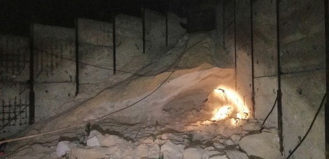 В Мариуполе погибли дети под обвалившейся насыпью песка - Фото