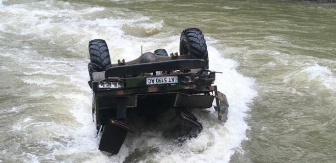 На Прикарпатье авто с туристами упало в реку с высоты 40 м: фото - Фото