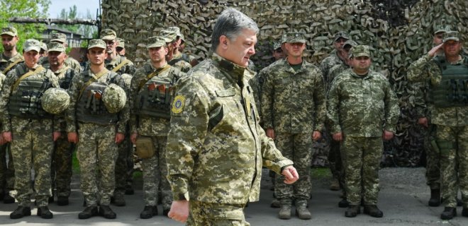 Президент Порошенко в последний раз поехал в зону боевых действий - Фото