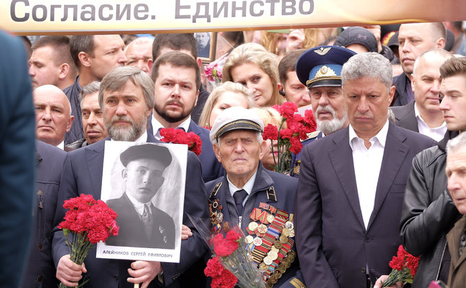 По Киеву идет колонна "Бессмертный полк". Замечены нардепы: фото
