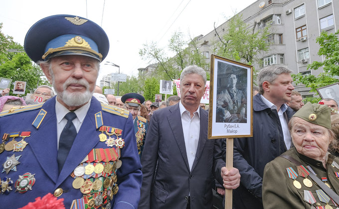 По Киеву идет колонна "Бессмертный полк". Замечены нардепы: фото