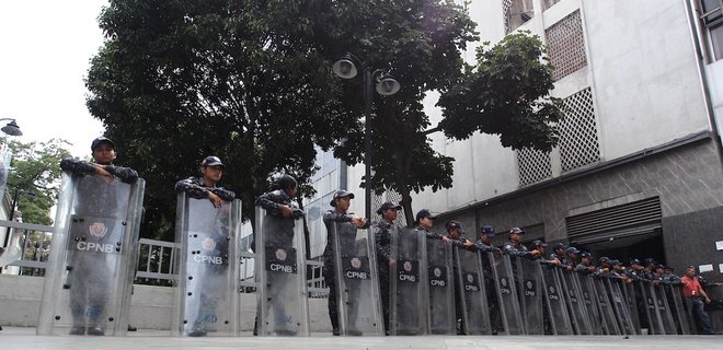 Венесуэла. Силовики заблокировали оппозиционный парламент - Фото