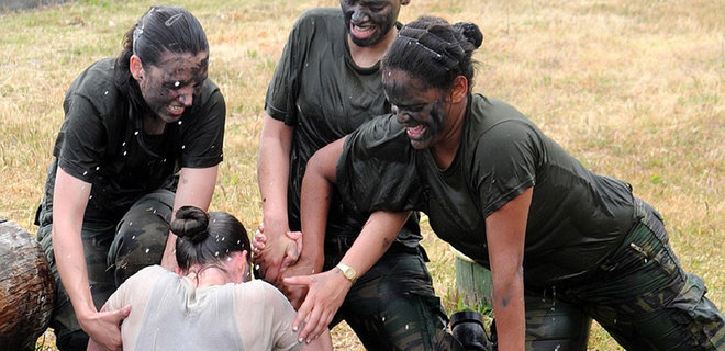 Кабмин разрешил девушкам поступать в военные лицеи - Фото