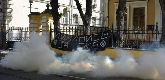 В Москве резиденцию главы РПЦ Кирилла закидали дымовыми шашками - Фото