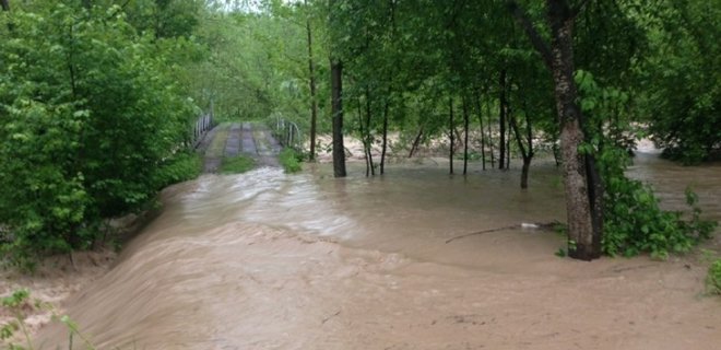 В Прикарпатье наводнение: школы закрыты, людей эвакуируют - видео - Фото