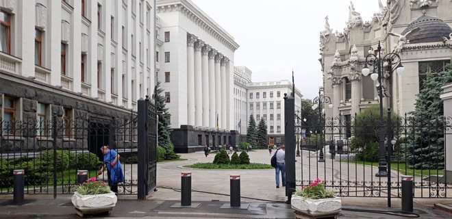 Зеленский убрал посты на пути к Администрации президента: фото - Фото