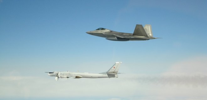 Истребители США перехватили возле Аляски 6 военных самолетов РФ - Фото