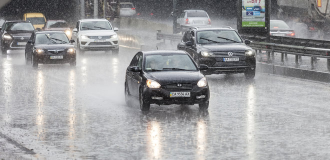 Київ накрила потужна злива, авто 
