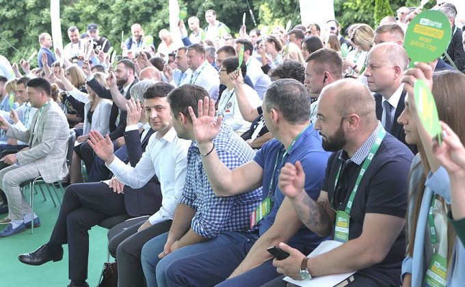 Как в Киеве среди зелени прошел съезд партии Слуга народа: фото