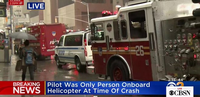 В Нью-Йорке вертолет упал на небоскреб - видео - Фото