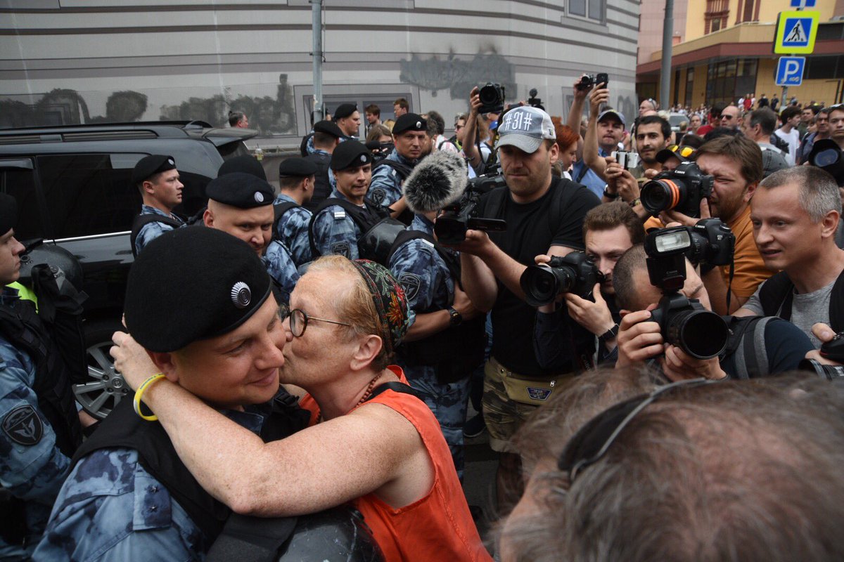 Сми против власти. Митинг в поддержку Ивана Голунова. Толпа протестующих. Толпа полицейских. Толпа митингующих.