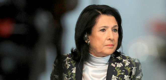 Президентка Грузії заявила про можливість скасування безвізу з Росією. Уряд поки що проти - Фото