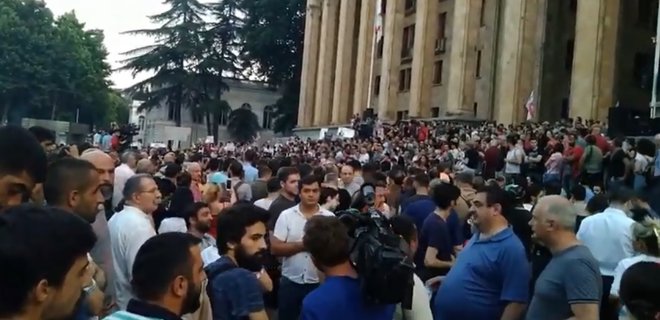 В Грузии возобновились протесты: требуют увольнения главы МВД - Фото