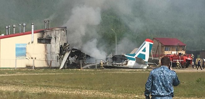 Аварийная посадка самолета в России: есть погибшие - видео - Фото