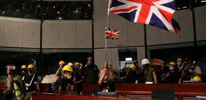 В Гонконге протестующие захватили здание парламента: фото, видео - Фото