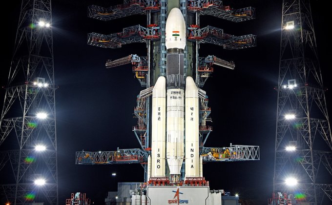 Праздник в Индии: запуск ракеты с миссией к Луне – фото и видео