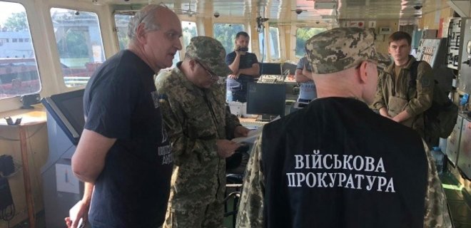 Матиос опубликовал фото российских моряков: корабль задержан - Фото