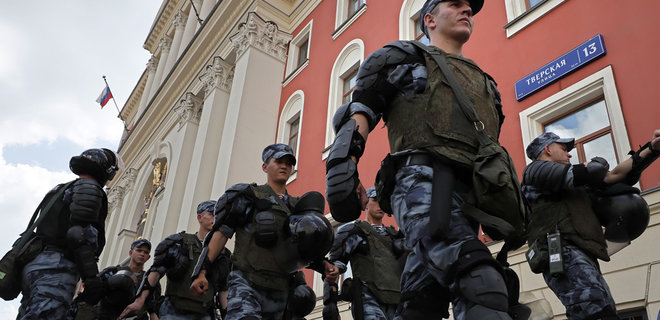 Держдума РФ дозволила поліцейським входити до квартир і зламувати машини без ордера - Фото