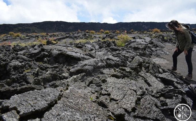 Летчики посадили вертолет на кратер активного вулкана: яркие фото