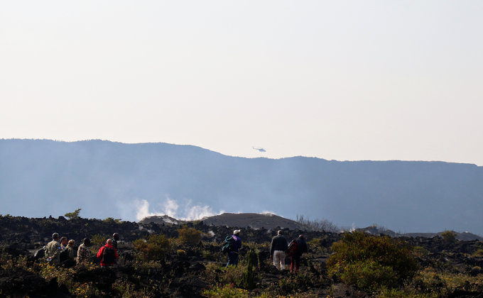 Летчики посадили вертолет на кратер активного вулкана: яркие фото