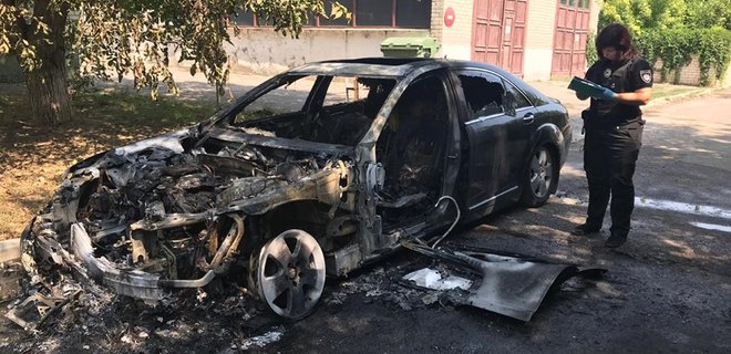 В Херсоне сожгли авто чиновника Укртрансбезопасности: фото - Фото