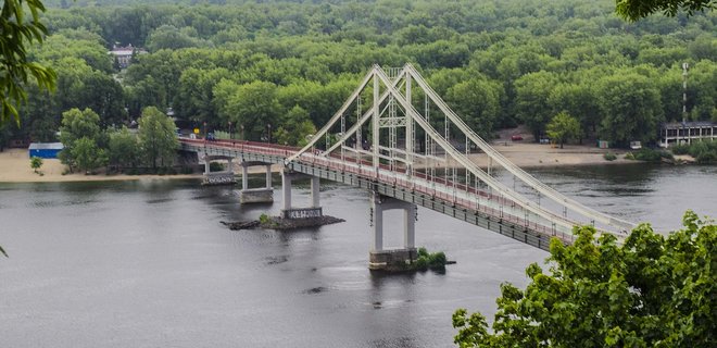 Обрушилась часть конструкции моста на Труханов остров в Киеве - Фото