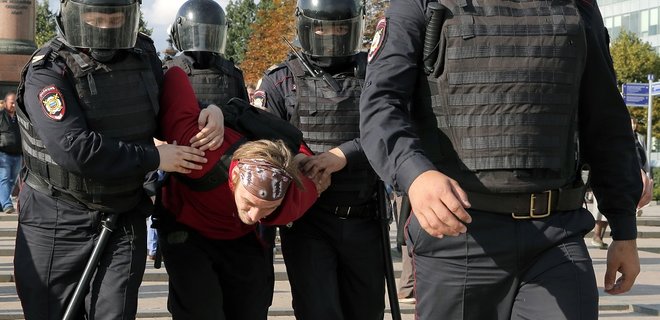 В Москве уже более 800 задержанных на акции за честные выборы - Фото
