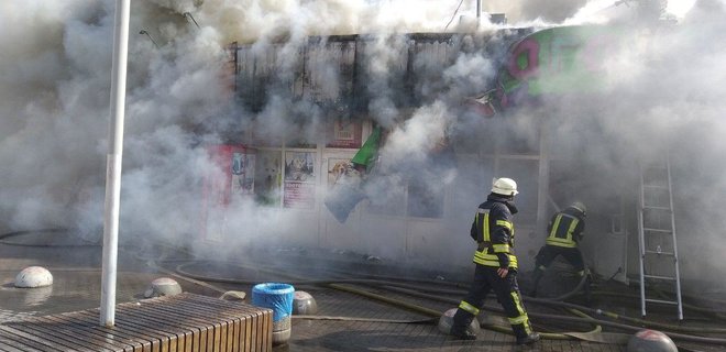 В Киеве возле метро горели павильоны: фото - Фото
