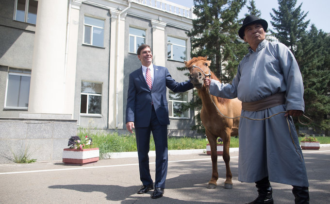 Главе Пентагона в Монголии подарили коня: фото, видео
