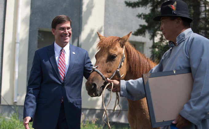 Главе Пентагона в Монголии подарили коня: фото, видео