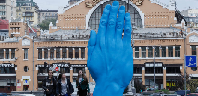 Гигантскую синюю руку в центре Киева демонтировали: фото - Фото