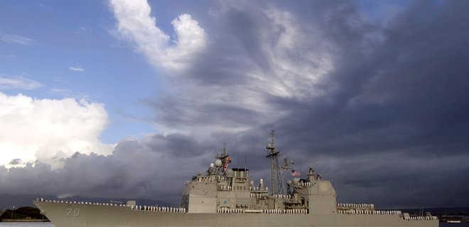 Китай не пустил военные корабли США в порт Гонконга - Фото