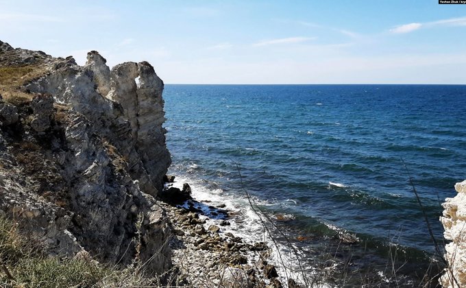 Шаурма и душ с препятствиями: пляжный экстрим в Крыму - фото