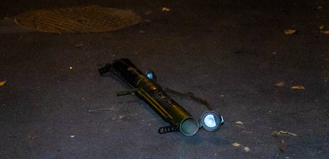В Киеве из гранатомета обстреляли здание - фото, видео - Фото
