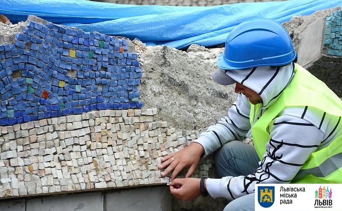 Во Львове начали восстанавливать легендарную мозаику: фото