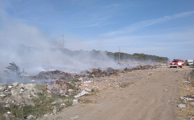 Под Киевом горят сразу две мусорных свалки: фото