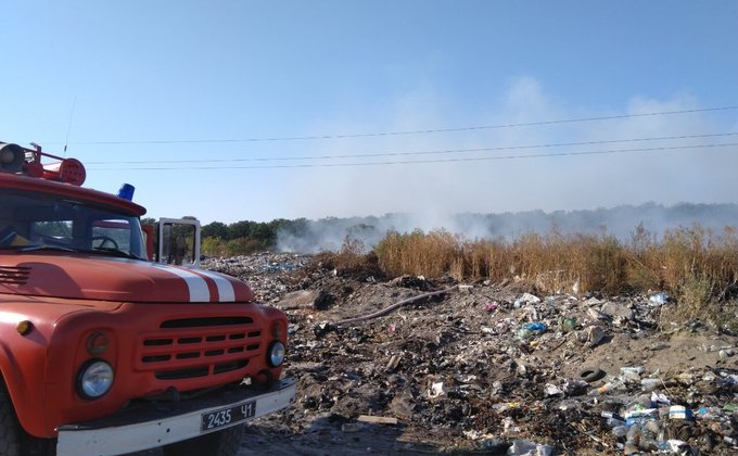 Под Киевом горят сразу две мусорных свалки: фото