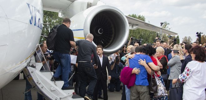 Наконец-то дома. Украинские пленные прилетели в Киев - Фото