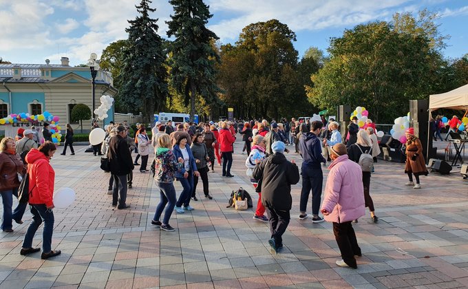Фонд Let's help провел танцевальный праздник в Мариинском парке