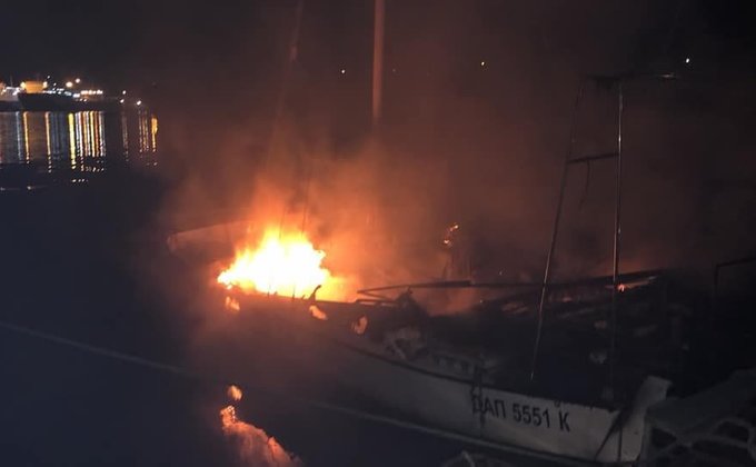 Под Одессой сгорела яхта депутата: фото