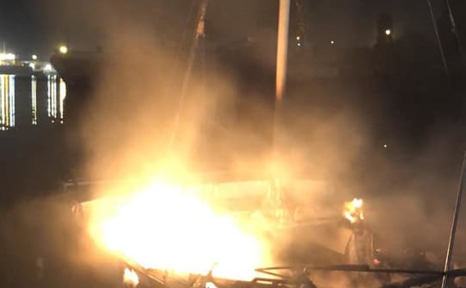 Под Одессой сгорела яхта депутата: фото