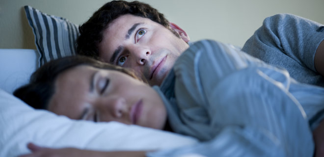 Поздний отход ко сну связан со страхом смерти у мужчин - ученые - Фото